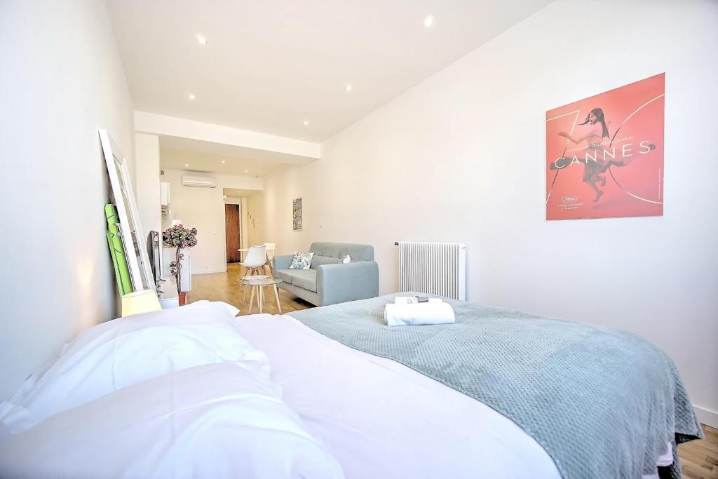 Krevet ili kreveti u jedinici u objektu Cannes Heart of town Cozy bright warm &amp; sunny studio by Olam Properties