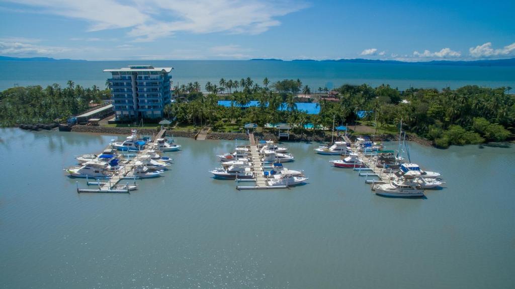 una vista aérea de un puerto deportivo con barcos en el agua en Puerto Azul Hotel & Marina, en Puntarenas