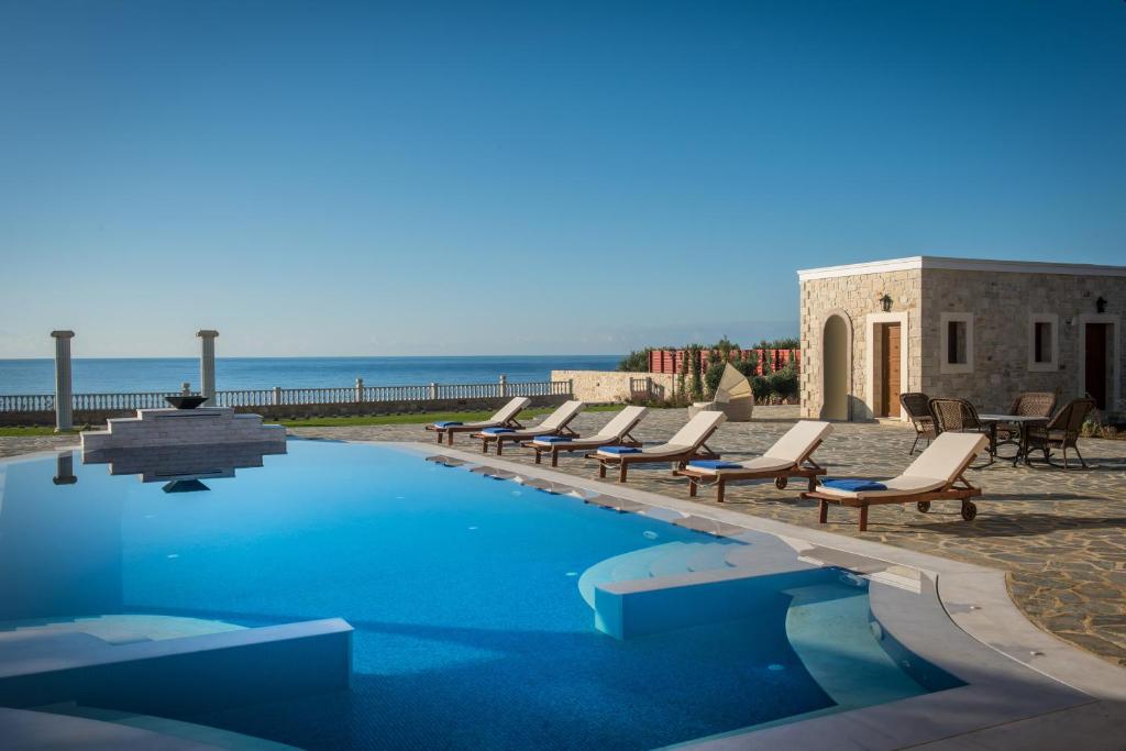 Basen w obiekcie Villa Kastello Kalliste, Wine Dark Sea Villas lub w pobliżu