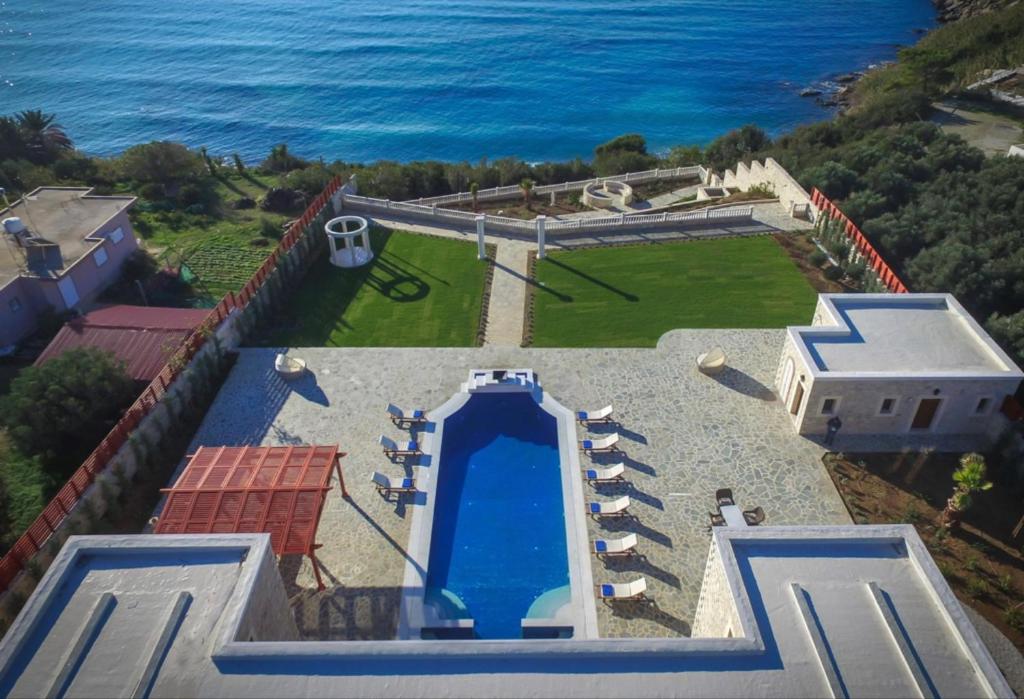 Basen w obiekcie Villa Kastello Kalliste, Wine Dark Sea Villas lub w pobliżu