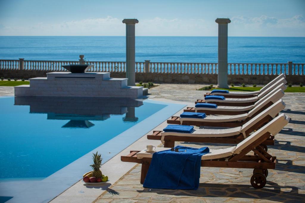 Basen w obiekcie Villa Kastello Kalliste, Wine Dark Sea Villas lub w pobliżu