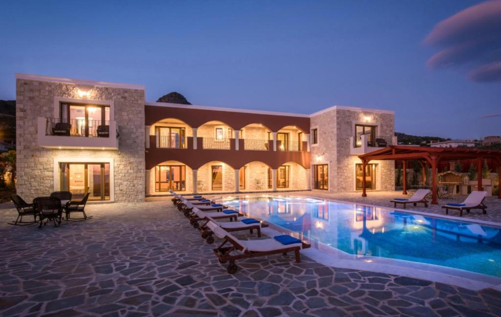 Basen w obiekcie Villa Kastello Kalliste, Wine Dark Sea Villas lub w pobliżu