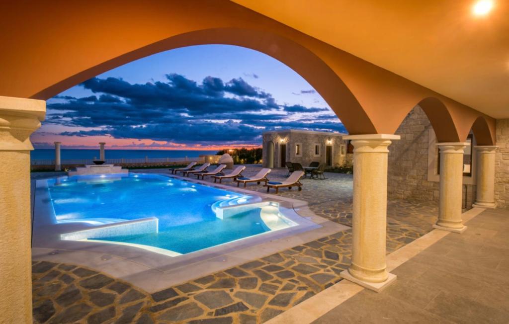 Basen w obiekcie Villa Kastello Kalliste, Wine Dark Sea Villas lub w pobliżu
