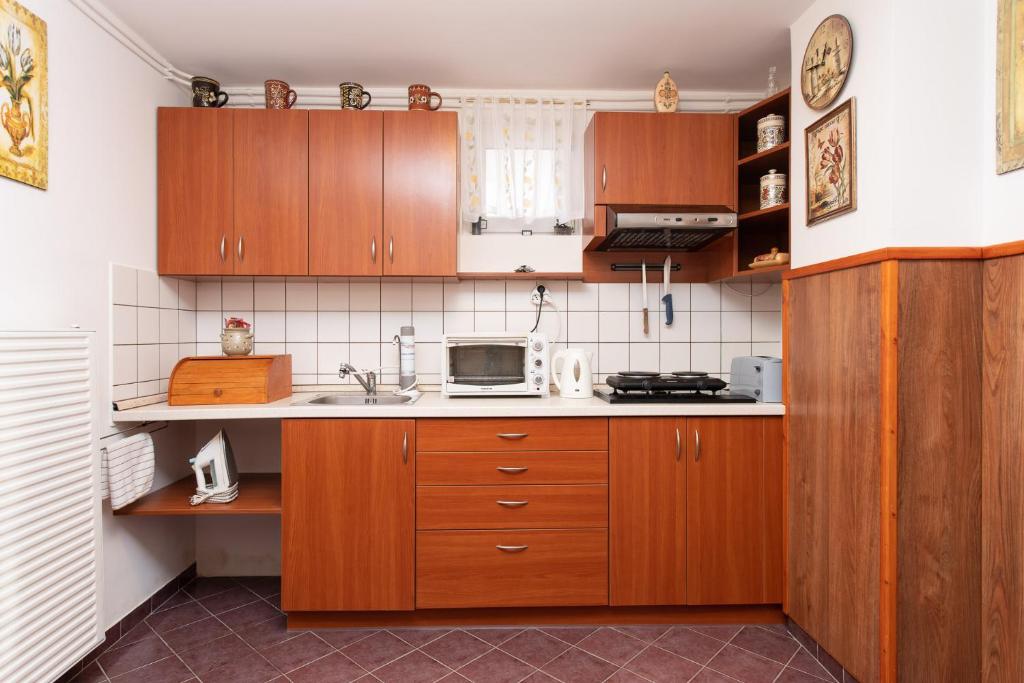 Kuchyňa alebo kuchynka v ubytovaní Tip-Top Apartman Ház