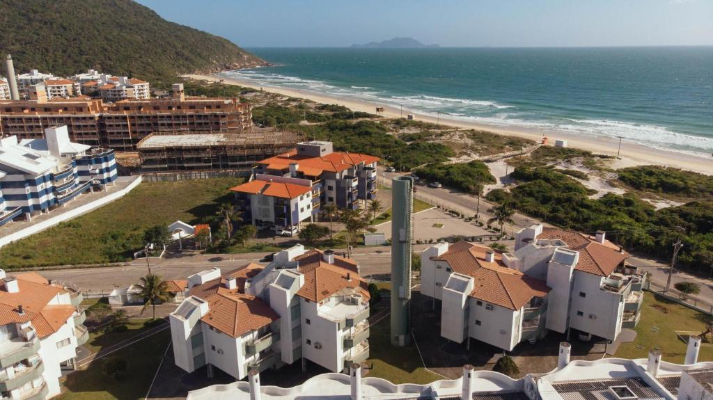 eine Luftansicht auf einen Strand und Gebäude in der Unterkunft Lindo apto na Rua da Praia Ingleses in Florianópolis