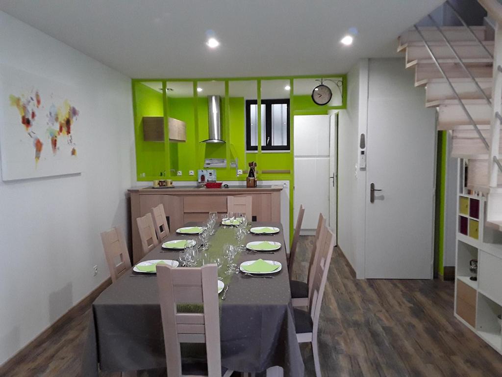Photo de la galerie de l'établissement Une charmante maison pour un séjour au vert, à Arçais