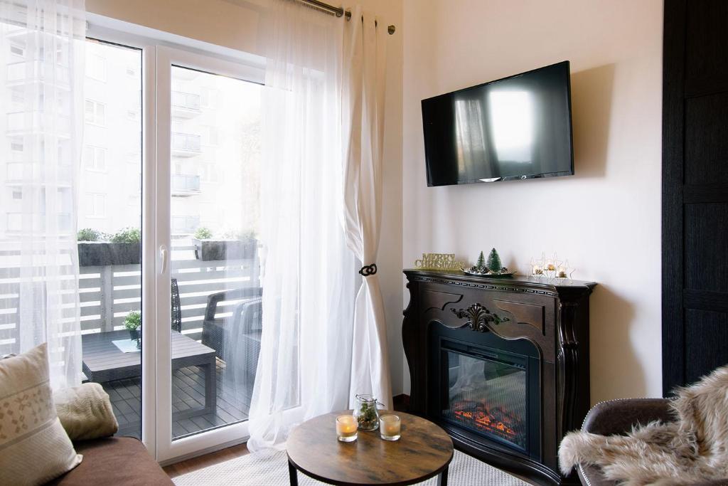 Televízia a/alebo spoločenská miestnosť v ubytovaní STRANDIDYLLE Apartment mit Meerblick und Kamin
