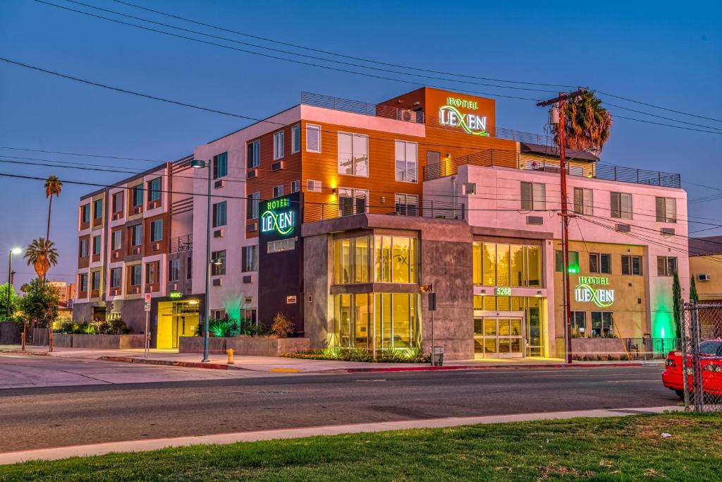 un edificio en la esquina de una calle en Lexen Hotel - North Hollywood Near Universal Studios en North Hollywood