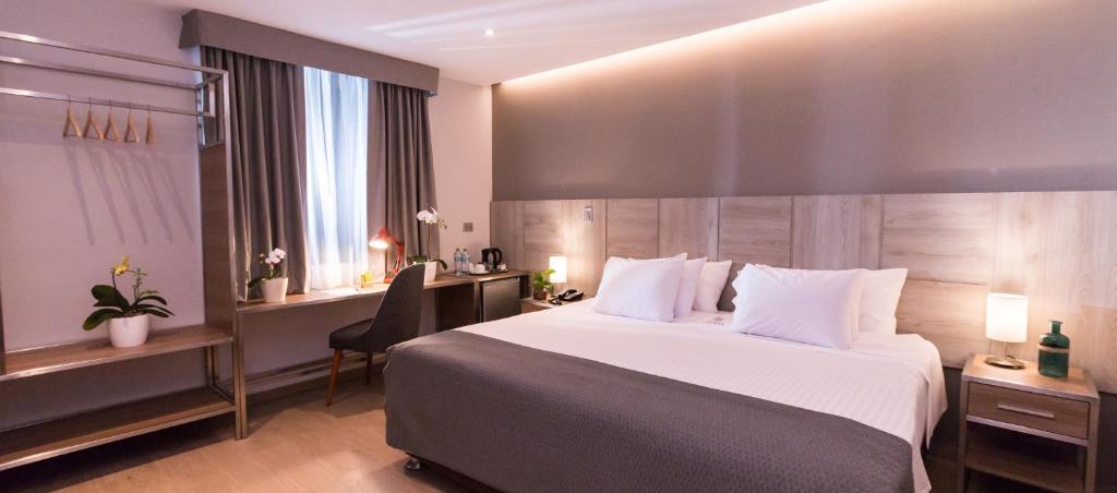 利馬的住宿－Surya Lima，酒店客房设有一张大床和一张书桌。