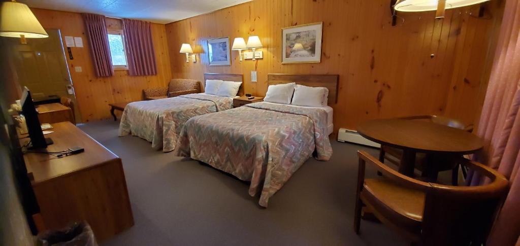 Postel nebo postele na pokoji v ubytování Red Ranch Inn