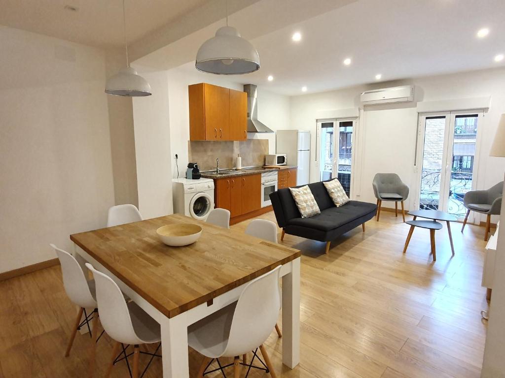 cocina y sala de estar con mesa y sillas en Casón del Comercio, en Toledo