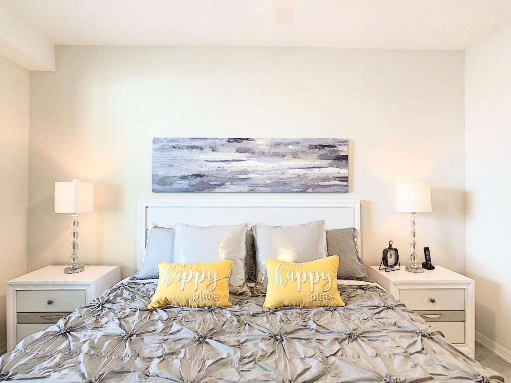 Postel nebo postele na pokoji v ubytování Lakeview Themed 2BR Condo with Waterpark Access