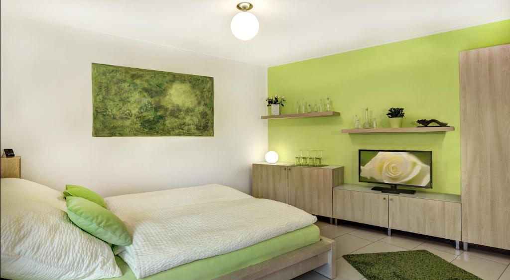 [R2b] Serviced - Housity