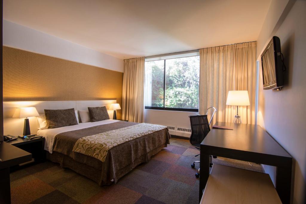 En eller flere senge i et værelse på Hotel Alborada