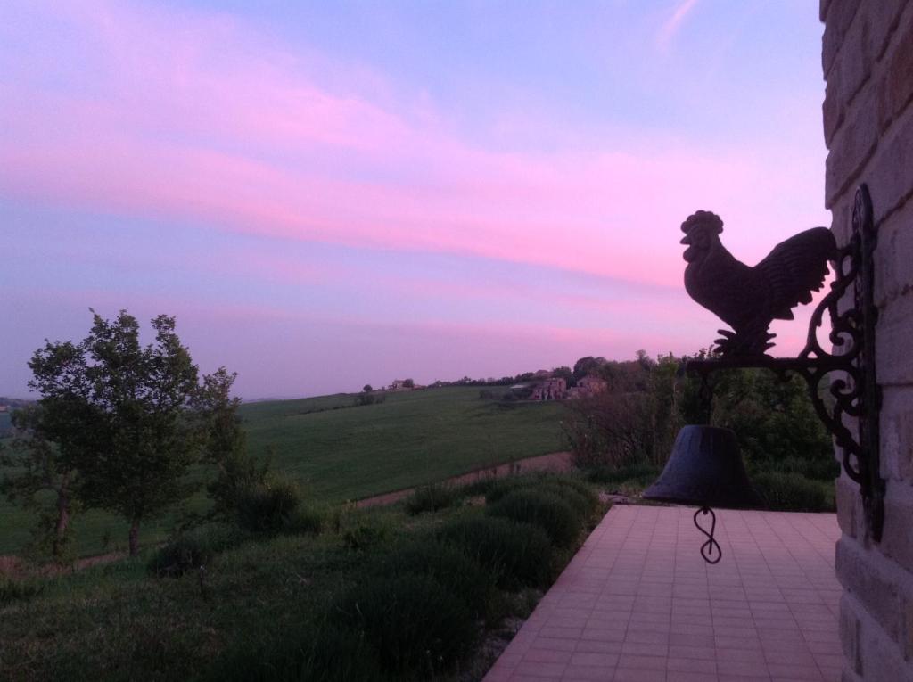 una estatua de un pollo al lado de un edificio en Poggio delle Lavande, en Montelupone