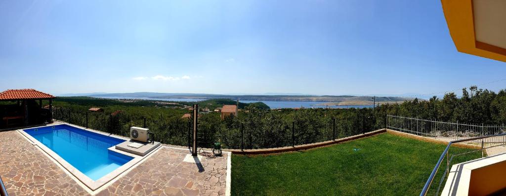 eine Villa mit Swimmingpool und Aussicht in der Unterkunft Apartment Panorama in Jadranovo