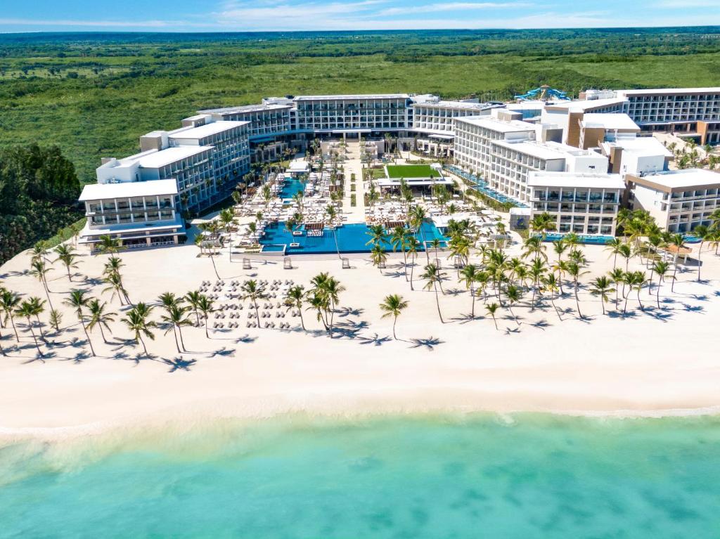 - une vue aérienne sur le complexe et la plage dans l'établissement Hyatt Zilara Cap Cana - Adults Only, à Punta Cana