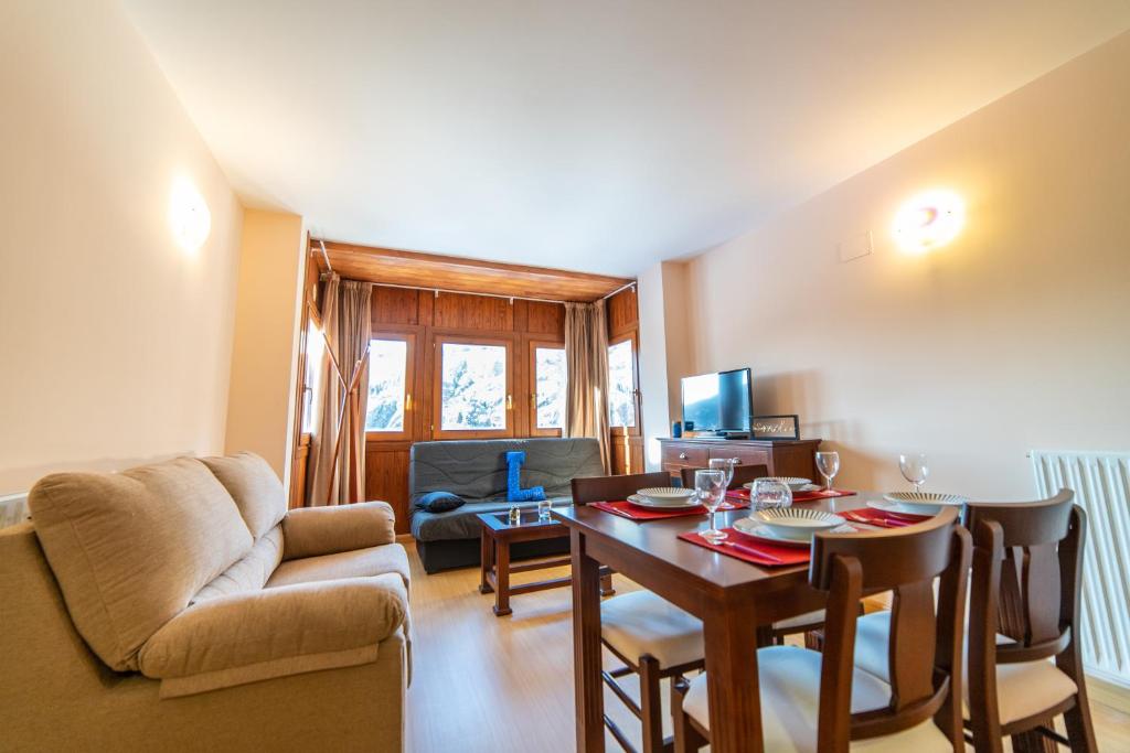 a living room with a table and a dining room at Apartamento Llebre in Canillo