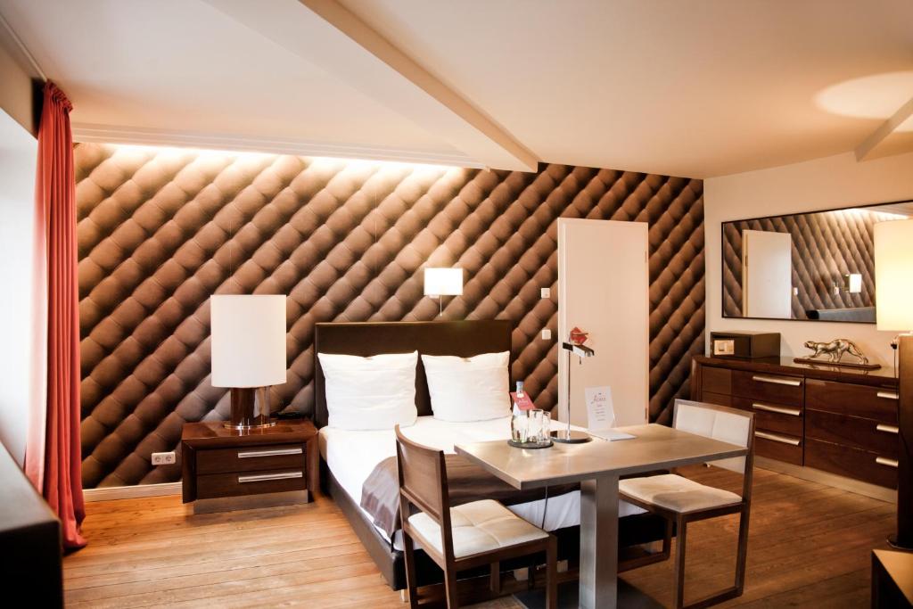 Hotel Adele في برلين: غرفة الفندق بسرير وطاولة