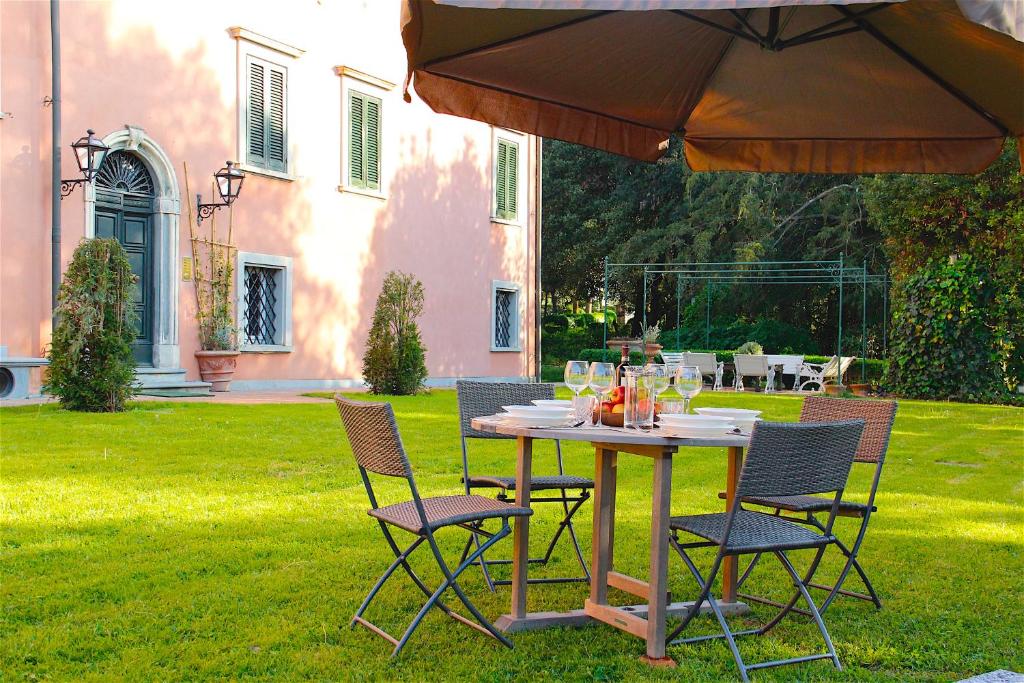 A garden outside Art Apartment Villa Mannelli