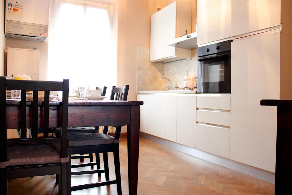 A kitchen or kitchenette at Art Apartment Villa Mannelli