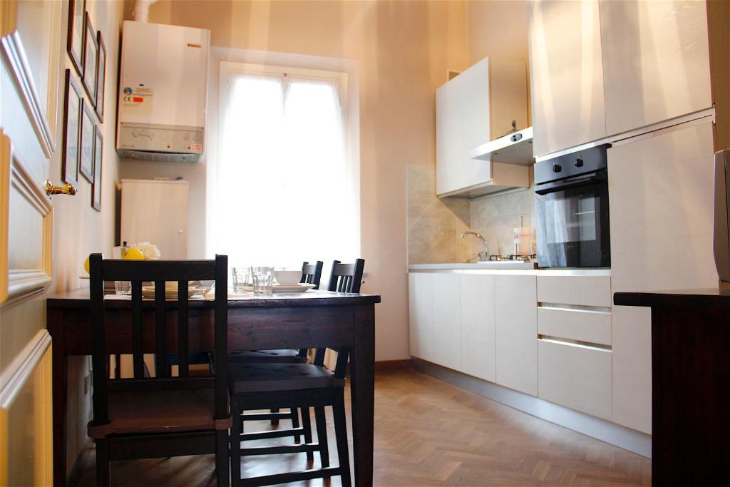 A kitchen or kitchenette at Art Apartment Villa Mannelli