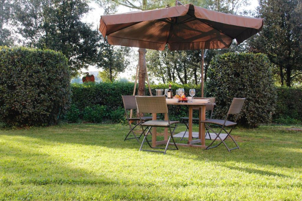 A garden outside Art Apartment Villa Mannelli