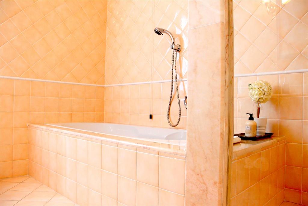 A bathroom at Art Apartment Villa Mannelli