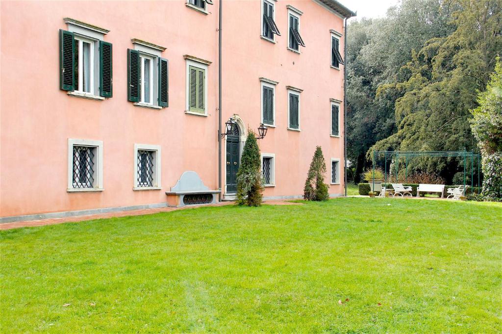 A garden outside Art Apartment Villa Mannelli
