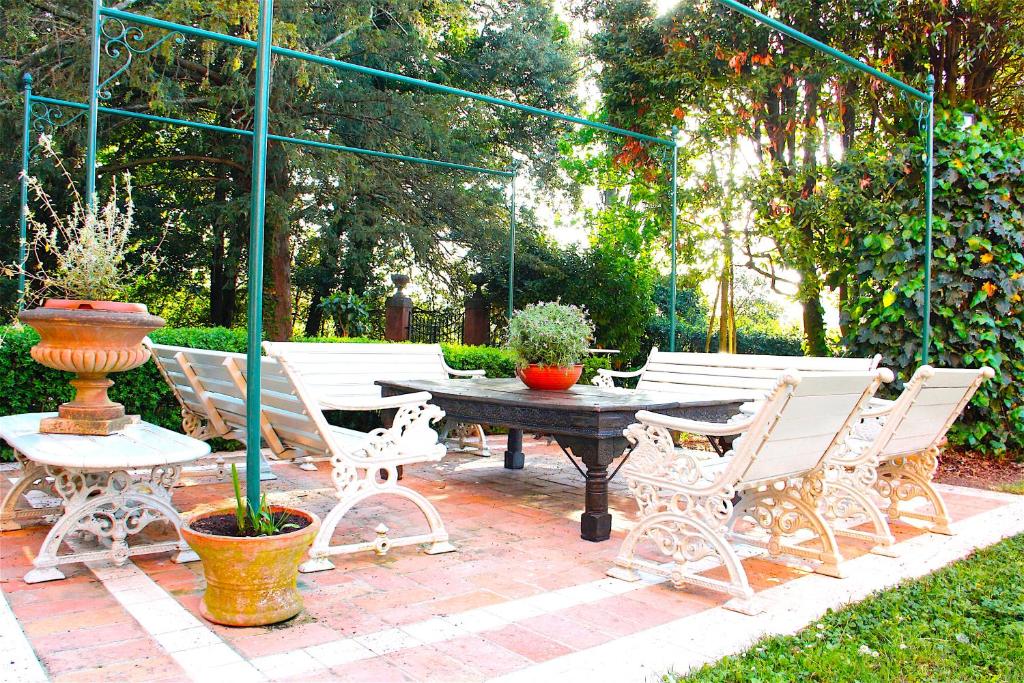 A garden outside Art Apartment Villa Mannelli