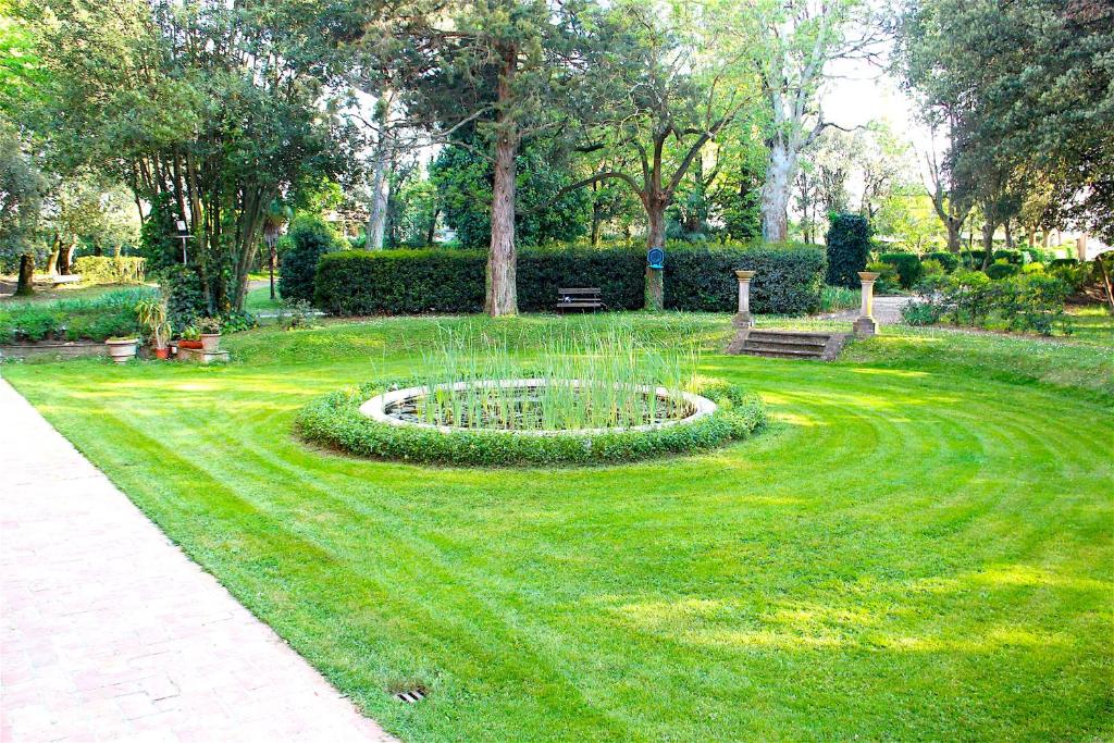 A garden outside Art Apartment Villa Mannelli