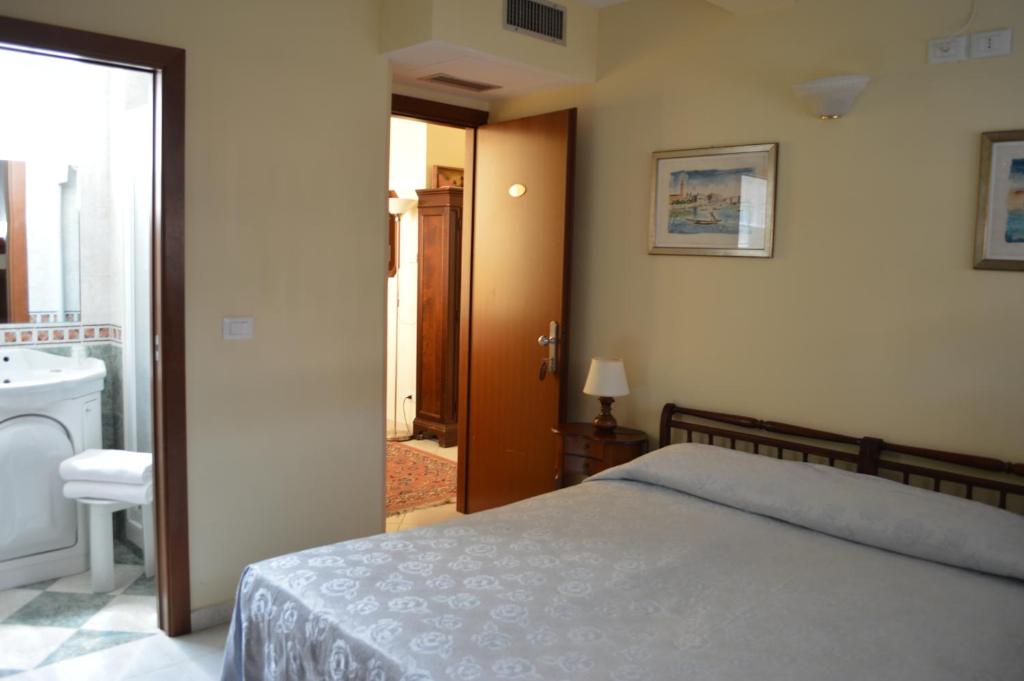 Postel nebo postele na pokoji v ubytování Hotel Locanda Salieri
