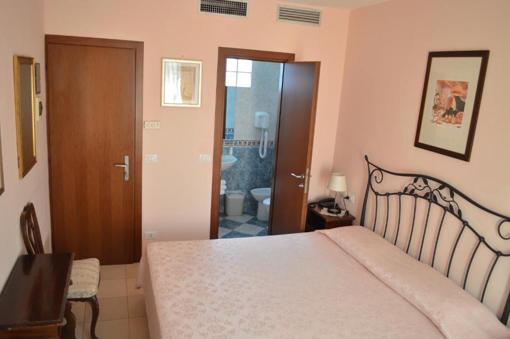 Postel nebo postele na pokoji v ubytování Hotel Locanda Salieri