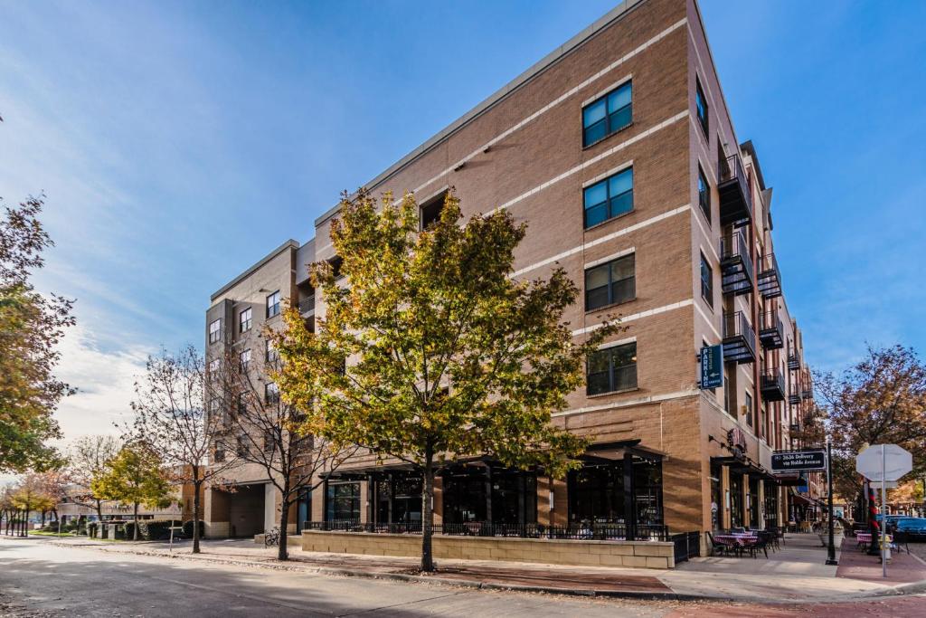 a tall brick building on a city street at Regal Stays Corporate Apartments - McKinney Ave - Uptown Dallas in Dallas