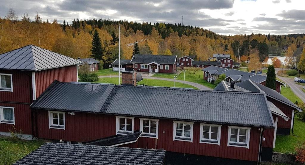 un grupo de casas rojas en un pequeño pueblo en Romme stugby, en Borlänge