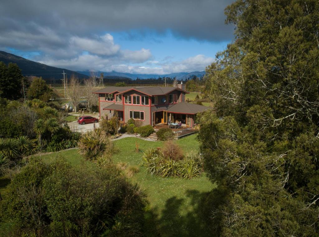 una vista aérea de una casa con patio en Paramata Lodge en Kakapotahi