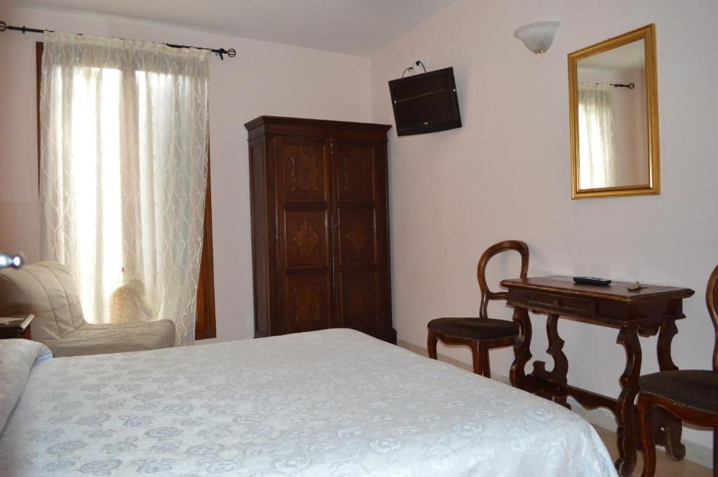 Postel nebo postele na pokoji v ubytování Hotel Locanda Salieri