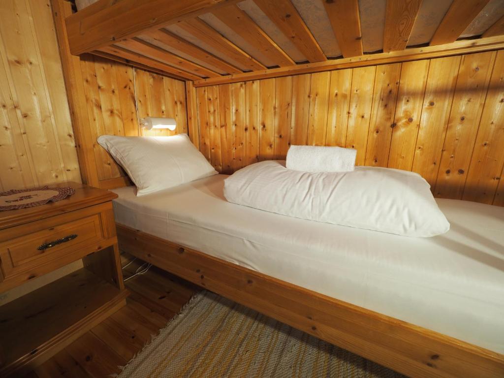 Postel nebo postele na pokoji v ubytování Eggum Fishermans Cabin