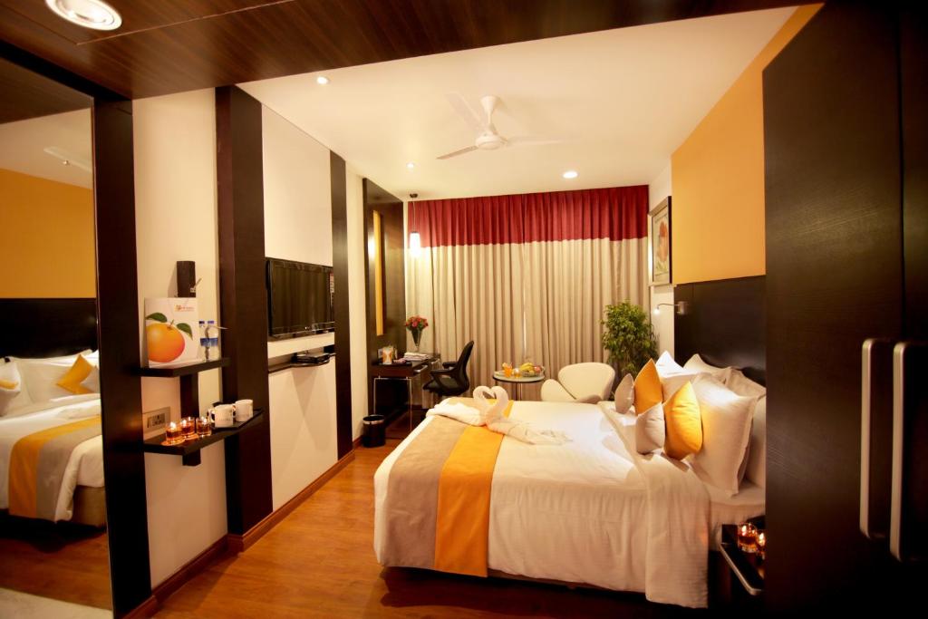 Łóżko lub łóżka w pokoju w obiekcie Astoria Hotels Madurai