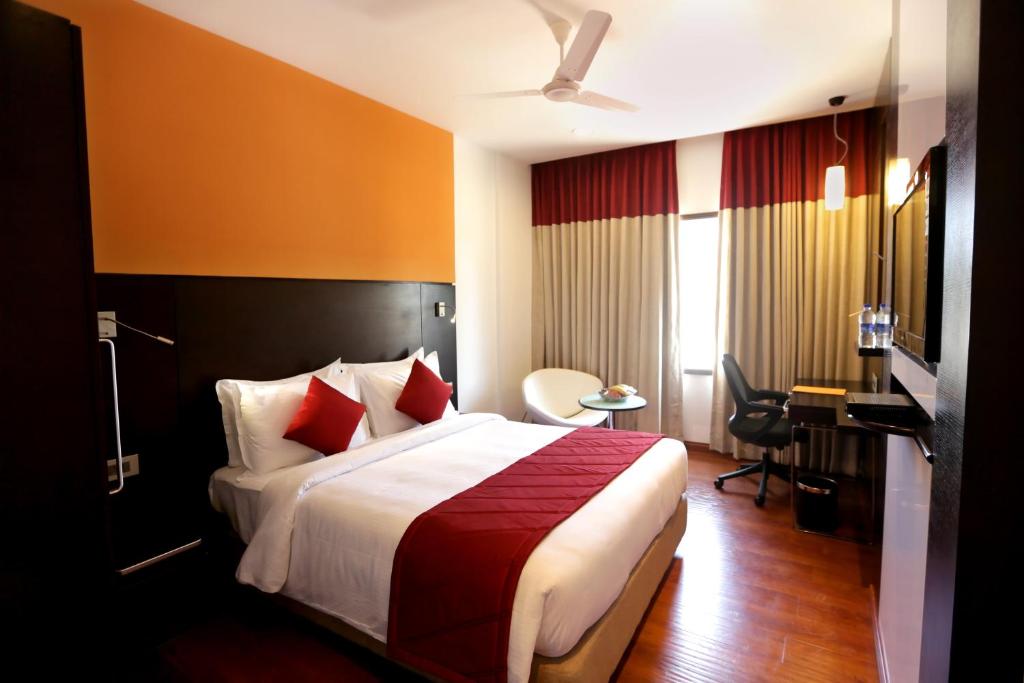 Postel nebo postele na pokoji v ubytování Astoria Hotels Madurai