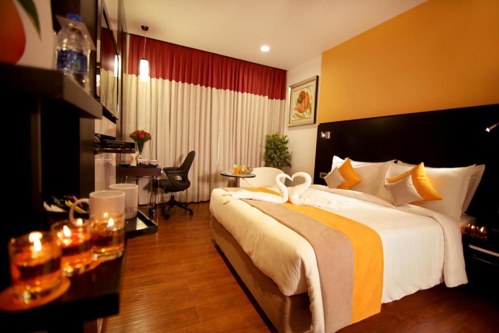 Postel nebo postele na pokoji v ubytování Astoria Hotels Madurai