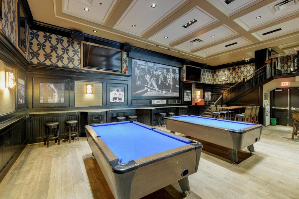 Biliár nebo kulečník v ubytování Strathcona Hotel