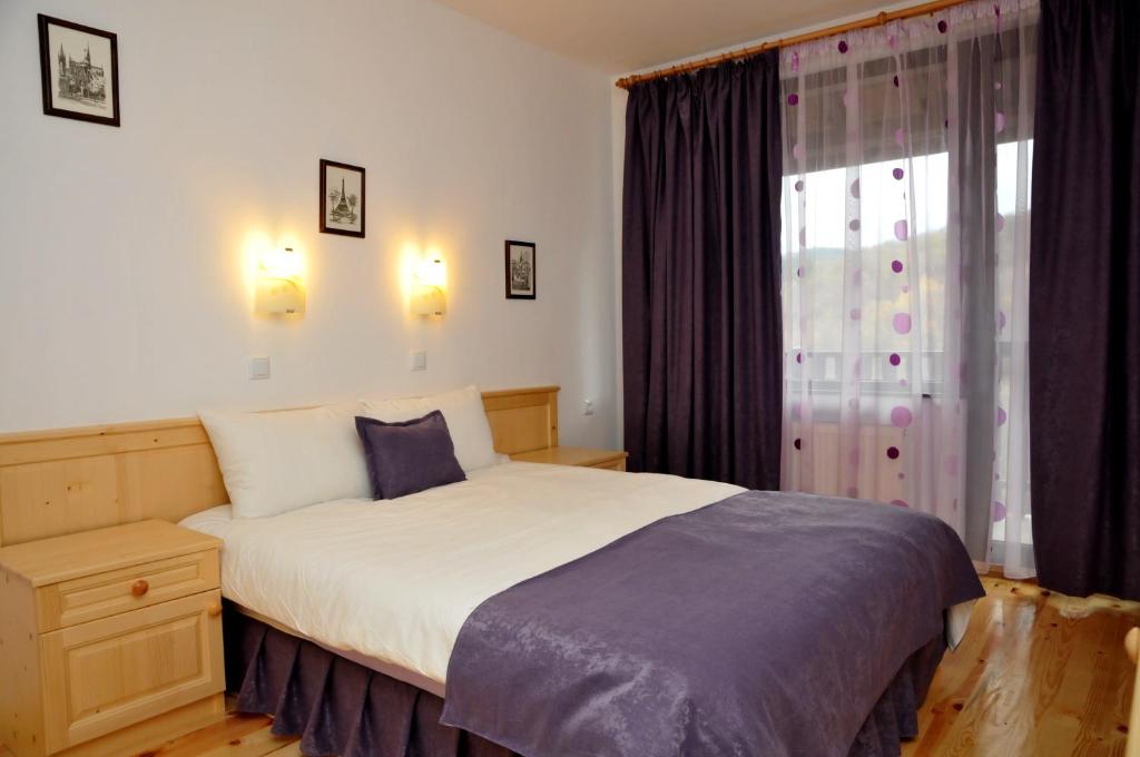 A bed or beds in a room at Family Hotel and Restaurant Plamena