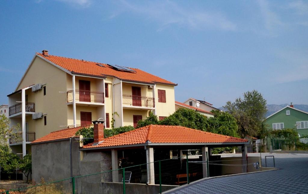 una casa con techo de baldosa naranja en Guesthouse Lučić, en Orebić