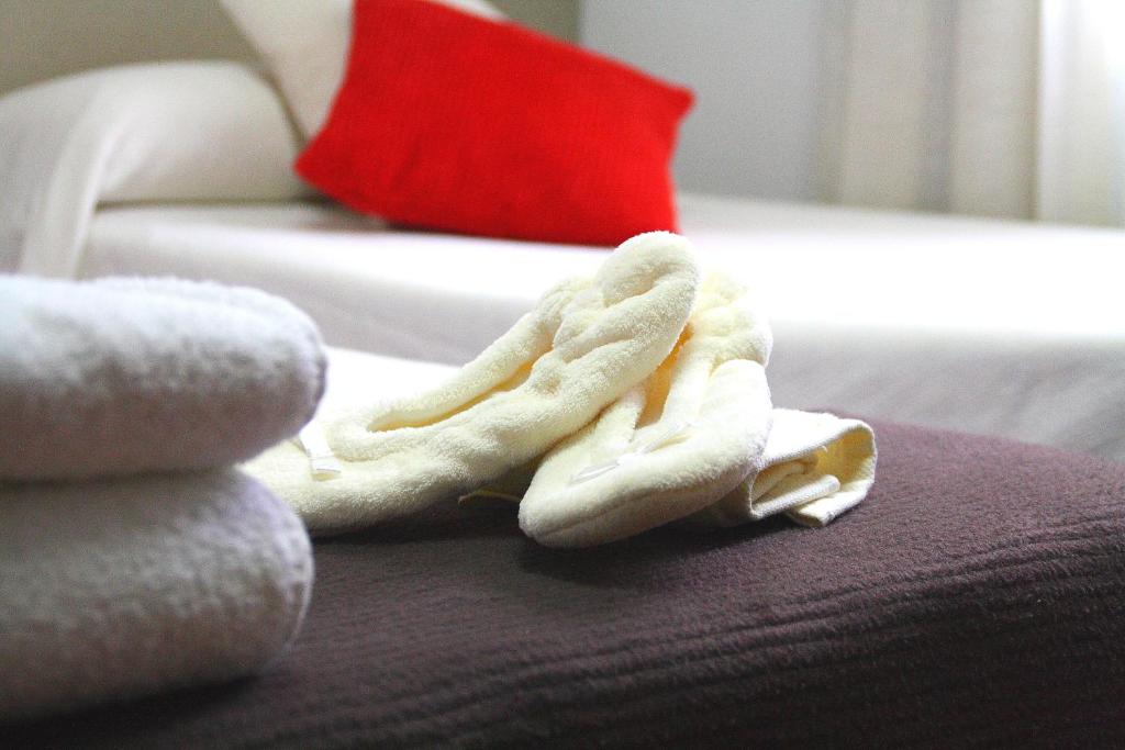 米格爾圖拉的住宿－豪斯佩德里亞唐吉訶德酒店，坐在沙发上的一个剥皮的香蕉