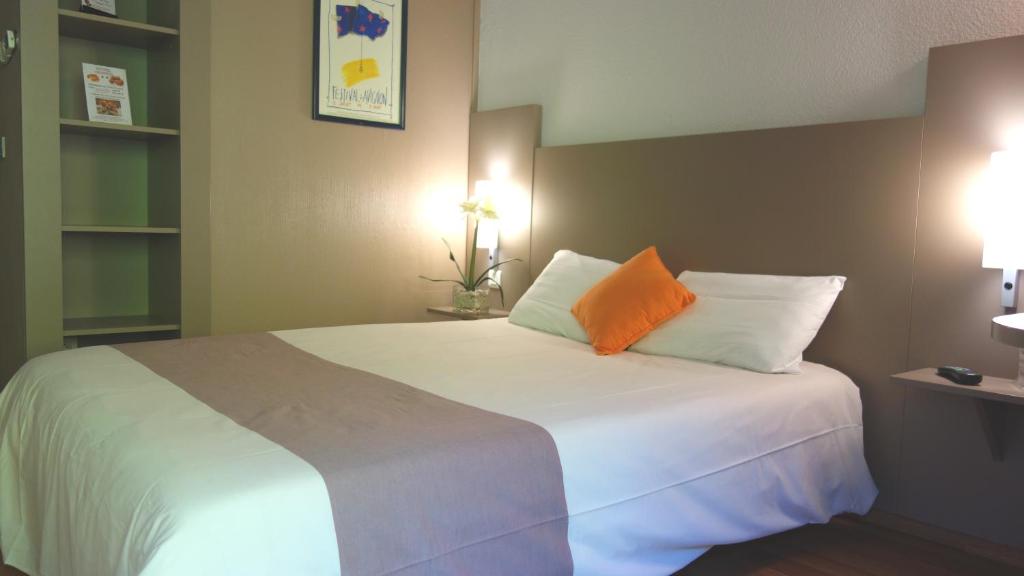 Postel nebo postele na pokoji v ubytování Hotel Cristol