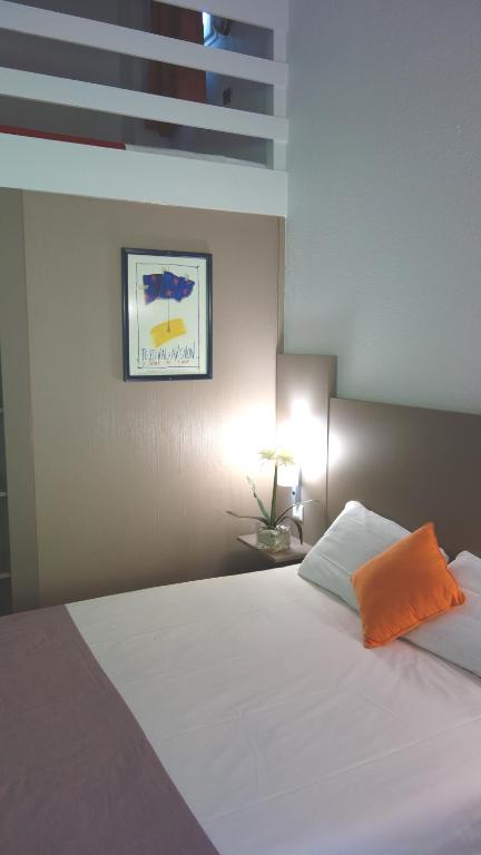 Postel nebo postele na pokoji v ubytování Hotel Cristol