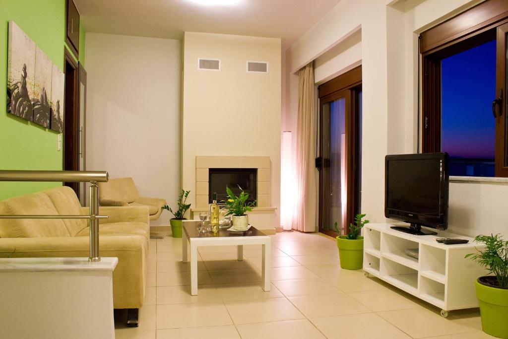 TV a/nebo společenská místnost v ubytování Esthisis Suites Chania