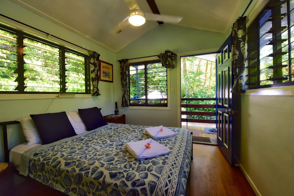 Postel nebo postele na pokoji v ubytování Thornton Beach Bungalows Daintree
