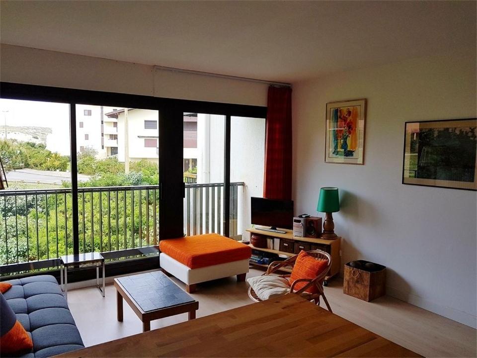a living room with a view of a balcony at Réf 541,Seignosse Océan, Appartement 3 pièces, proche de la plage et des commerces, 4 personnes in Seignosse